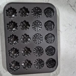 Metal Silver Floral Muffin Pan